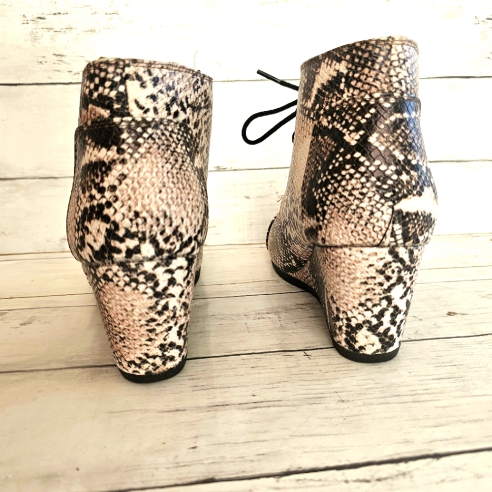 Pierre Dumas Faux Leather Snakeprint Wedge Lace up Sneakers Cream & Black - Picture 4 of 10